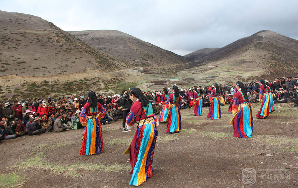 乡城：虫草山上活跃着一支文化演出队