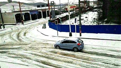 石渠突降冰雹 扎溪卡再披银装