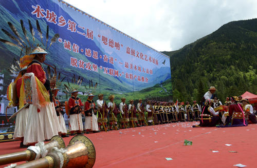 小金木坡举行第二届“嗯德呐”嘉绒文化艺术展演