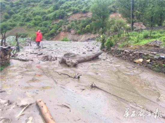 阿坝州多地暴雨 小金泥石流百余辆车滞留 降雨还将继续