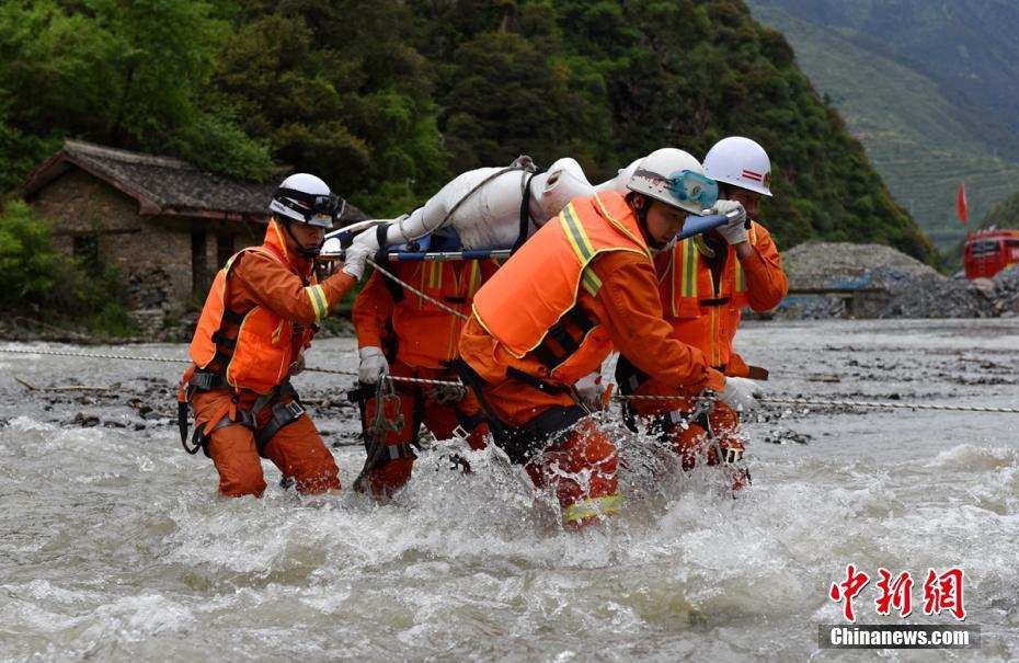 四川阿坝消防开展抗洪抢险应急救援拉动演练