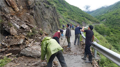 理县干部群众全力做好防汛抗灾工作