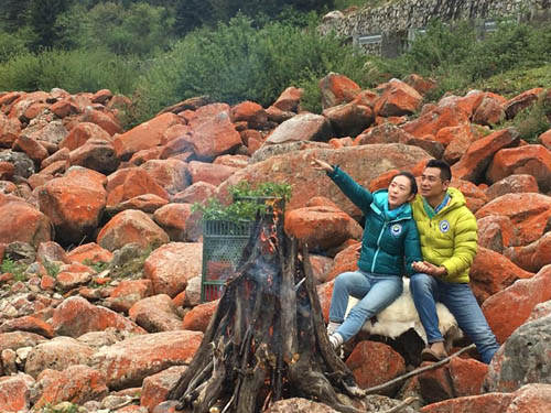 赵文卓现身达古冰山 与童瑶出双入对走情人滩