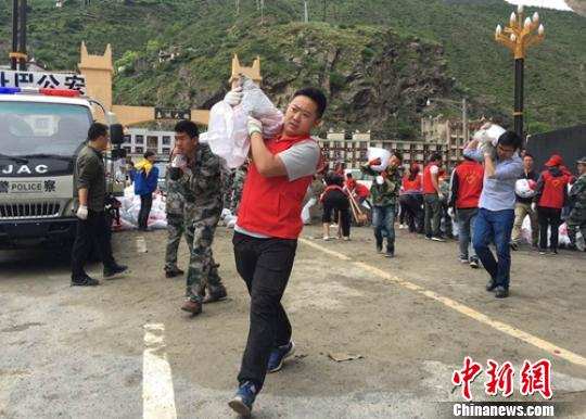 四川丹巴千名青壮年奋战抗洪救灾一线自救