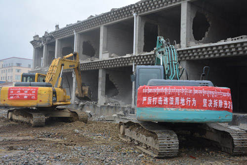 阿坝县强制拆除一处违法建筑