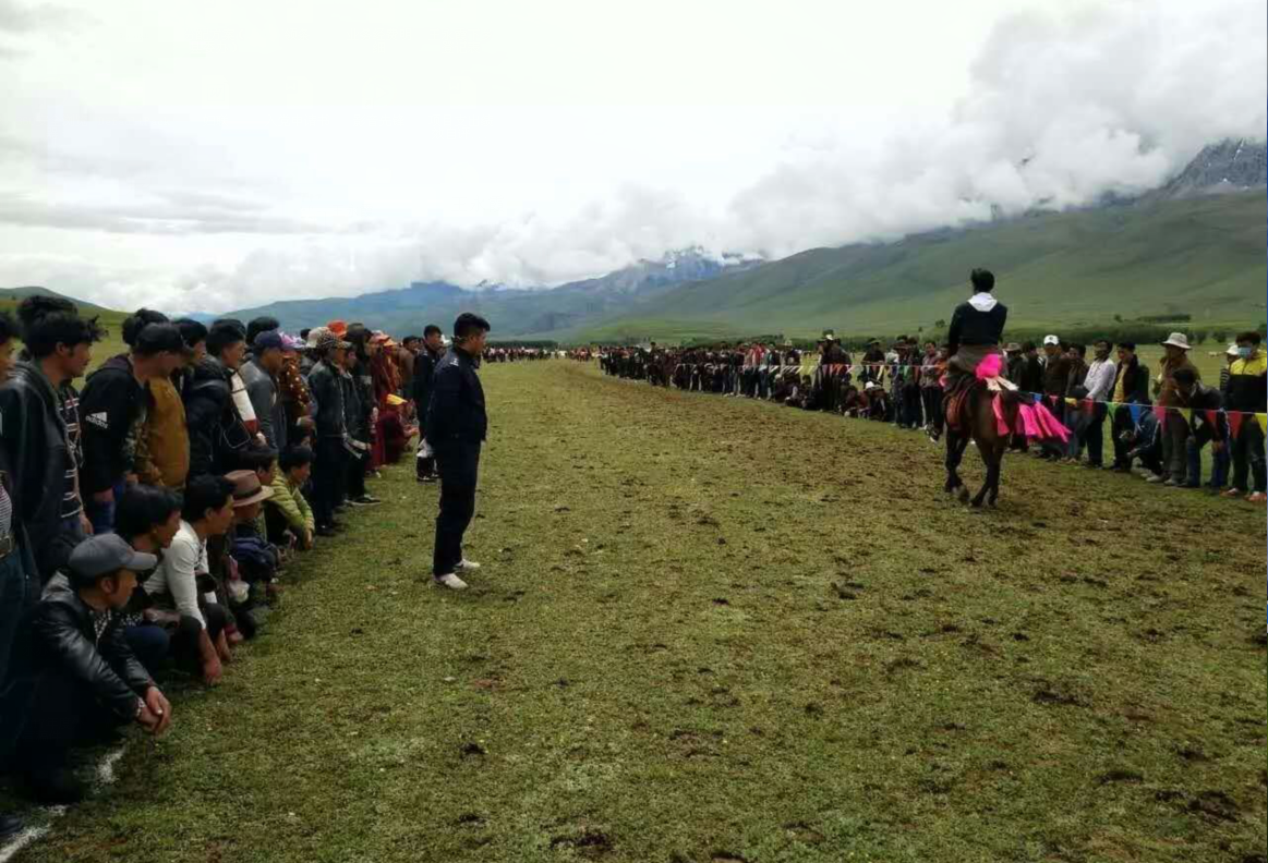 甘孜县举办“走马、赛马”活动