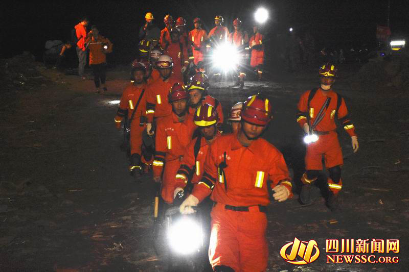 夜深了 茂县山体滑坡现场救援仍然在继续(组图)