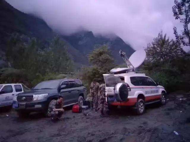 茂县山体垮塌36小时 16家央企48支队伍持续在行动