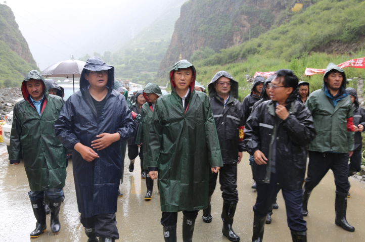 肖友才深入德格县督导抗洪抢险