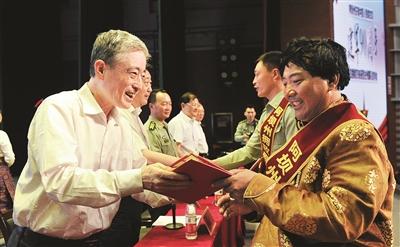 阿坝州召开庆祝中国人民解放军建军90周年 “双拥”模范表扬暨驻州部队慰问会