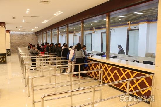 稻城亚丁景区新游客中心启用 同时设6台自助售票机