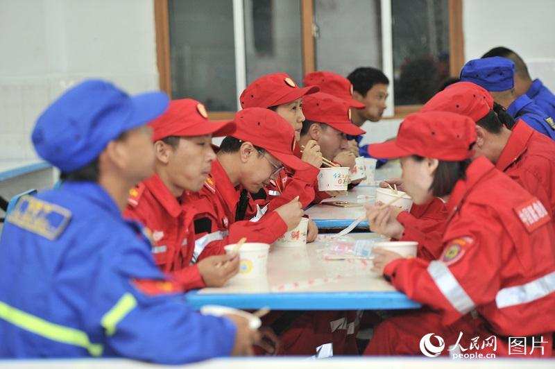 九寨沟地震:民间救援力量在行动