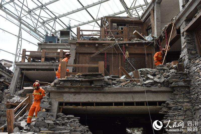 直击救灾第一天:九寨沟6万人完成大转移 勿忘这些身影