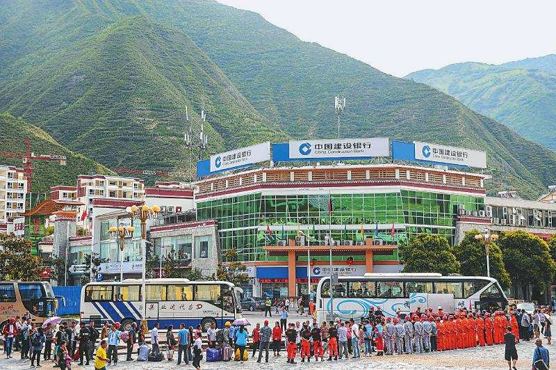 穿越生死 四川旅游人在九寨沟地震救援工作中发光