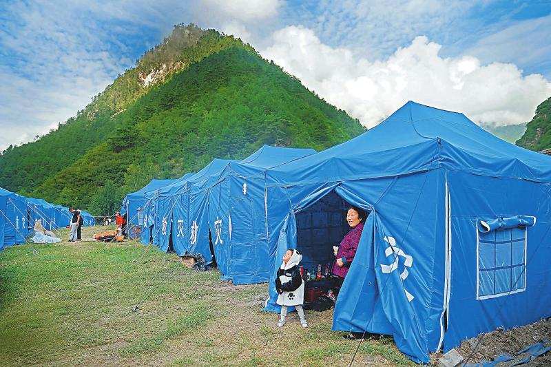 九寨沟地震灾区 一个个帐篷安置点建起来(图)