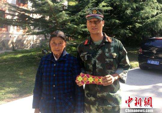 七旬藏族大妈远赴千里为抗震救灾官兵送鞋垫