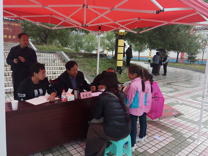 甘孜县委书记大接访 倾听民声解民忧