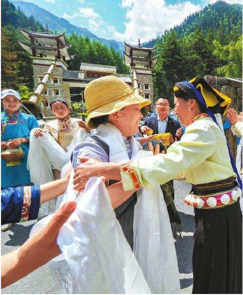 四川藏羌绣娘家庭：根根绣花针 绣出致富路