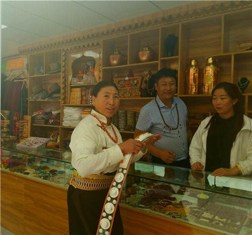 马尔康首家土特产交易市场昨日开业