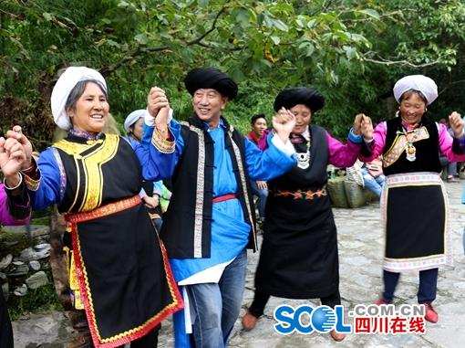 石棉尔苏藏族喜迎环山鸡节 