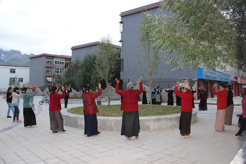 甘孜县群众自发组织文艺汇演喜迎党的十九大