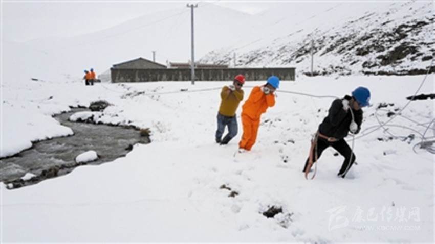 国网石渠供电公司顶风冒雪保供电
