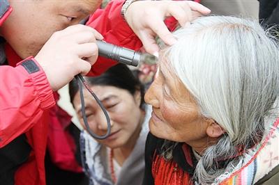 第三次“白内障复明行”活动在红原县人民医院启动