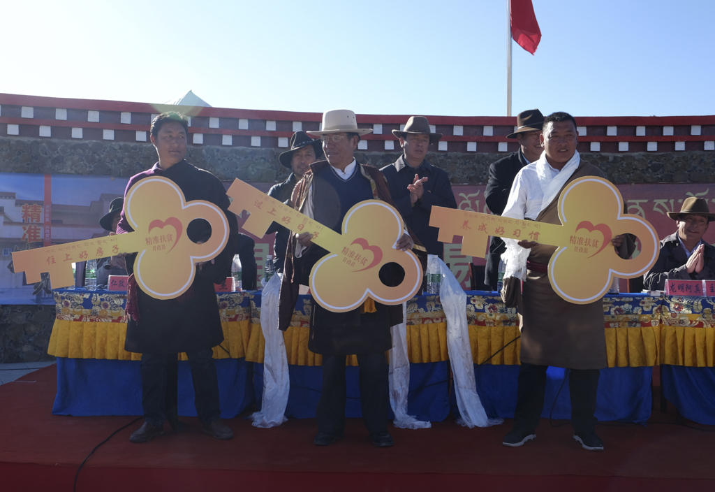 甘孜县98户易地扶贫搬迁户住进“新别墅”