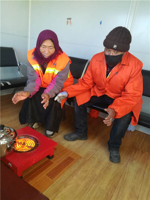 红原：“爱心驿站”情暖环卫工人