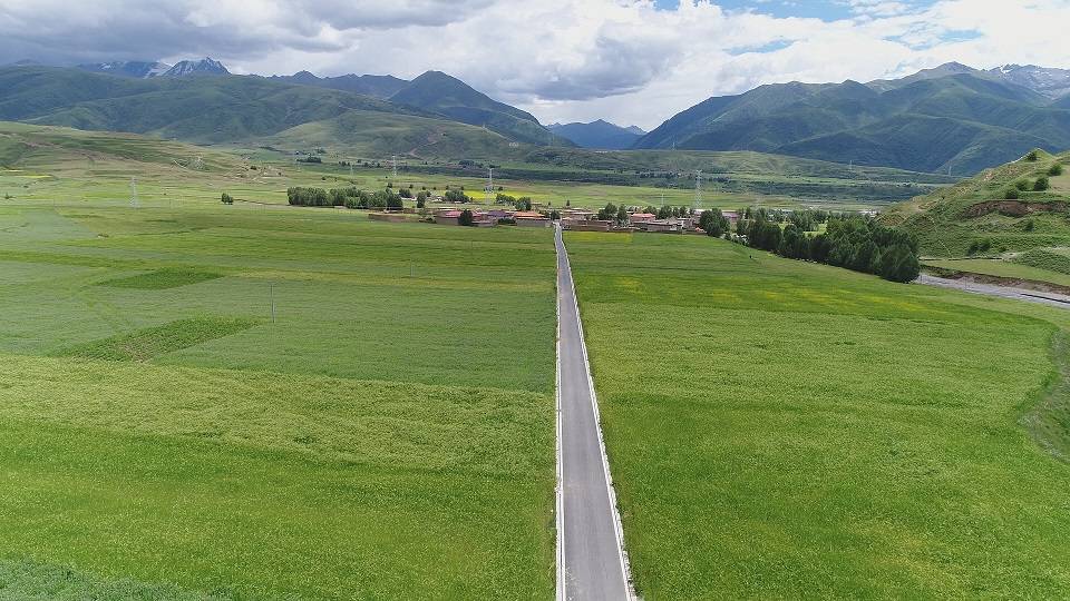 甘孜县：建好“四好农村路” 加快脱贫奔康步伐