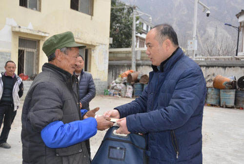 汶川县开展关爱先进主题慰问活动