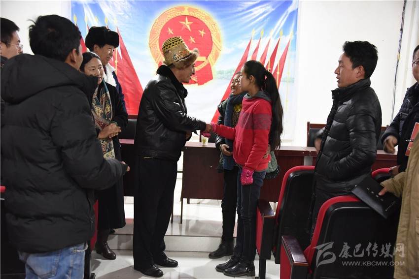 丹巴县“老少牵手”温暖学子心