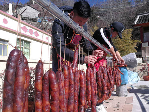金川县居民晾晒熏制的腊味 