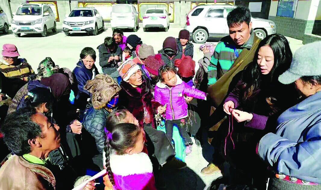 壤塘县在尕多乡刑木达村开展了“巧手编织合作社培训会”