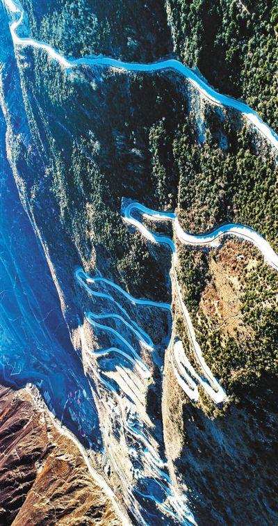 小金县：公路通 藏乡兴