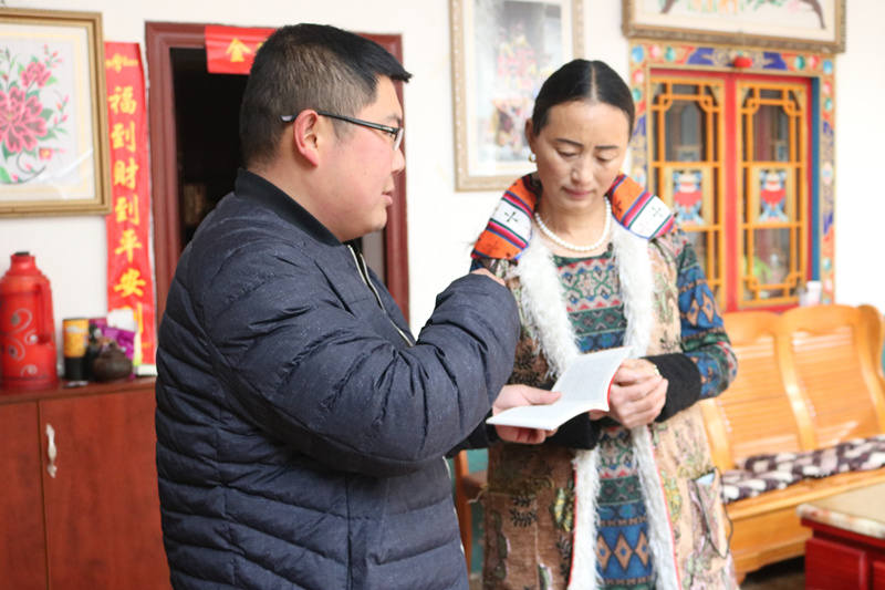 理县：学党章 送党章  践行十九大