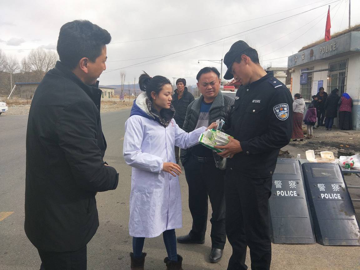 甘孜县为基层一线医务人员送温暖