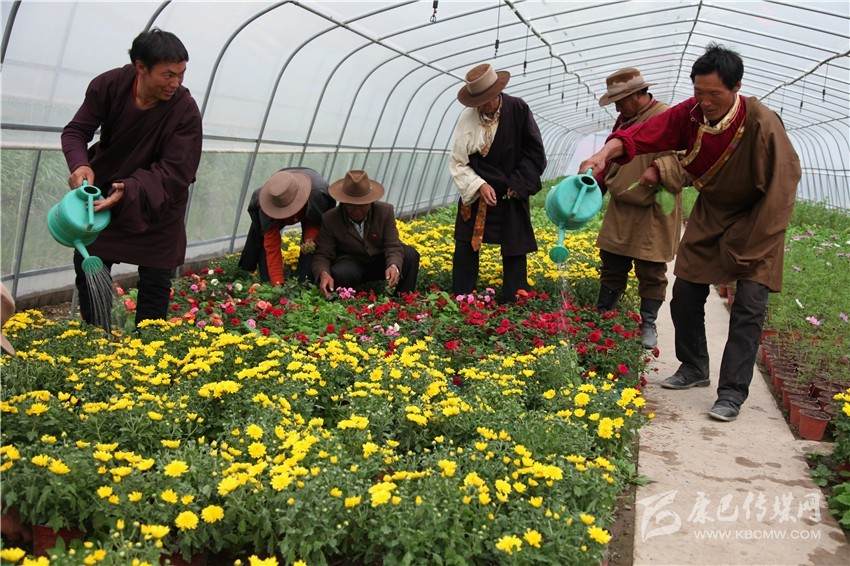 德格县将贫困村打造成最美移民新村