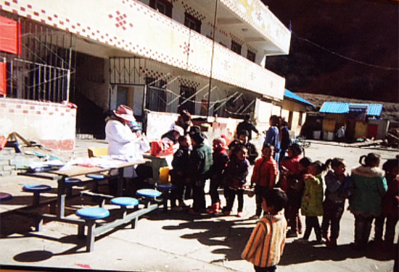 志愿服务队带领村民在健康路上奔小康