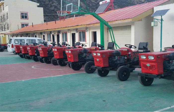 若尔盖为精准贫困户发放9台拖拉机