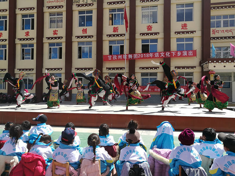 把最美的歌舞献给群众