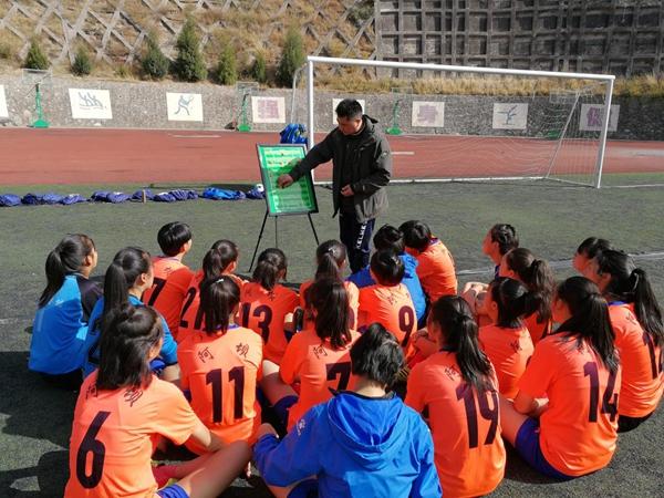 足球频道访阿坝九寨鲁能女子足球队