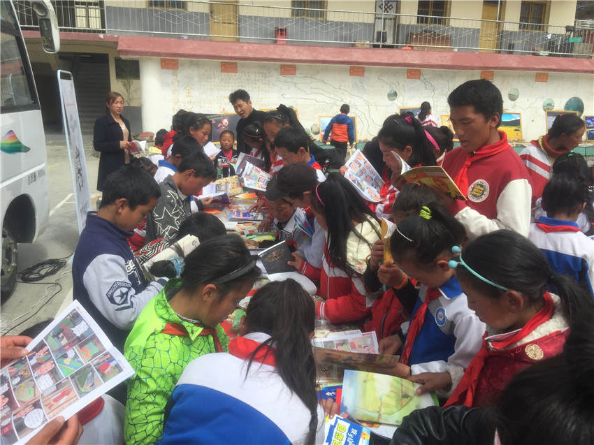 白玉县荐书赠书好热闹