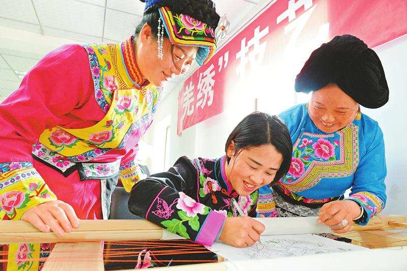 一针一线“绣”出大产业 羌绣培训有了标准教材