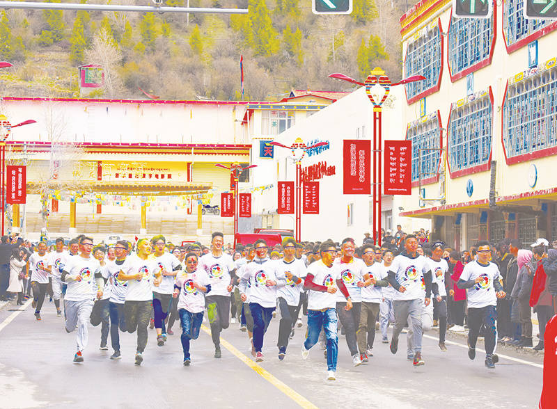 若尔盖开展“活力若尔盖 五四环城跑”彩跑活动