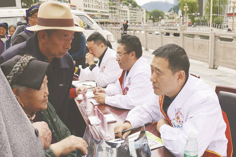 马尔康市开展“不忘初心 牢记使命，关注健康 始于足下”义诊活动