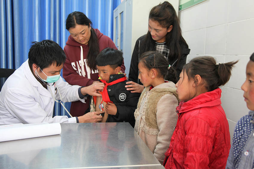 新龙农牧民喜别“看病难”