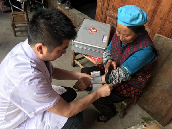 九寨沟：健康扶贫在行动 义诊活动暖人心