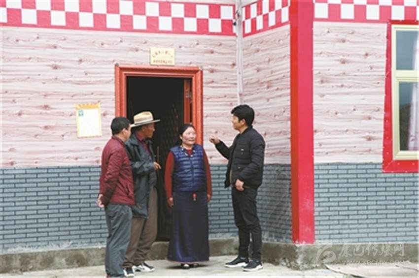 石渠：克机炫耀“积木房”