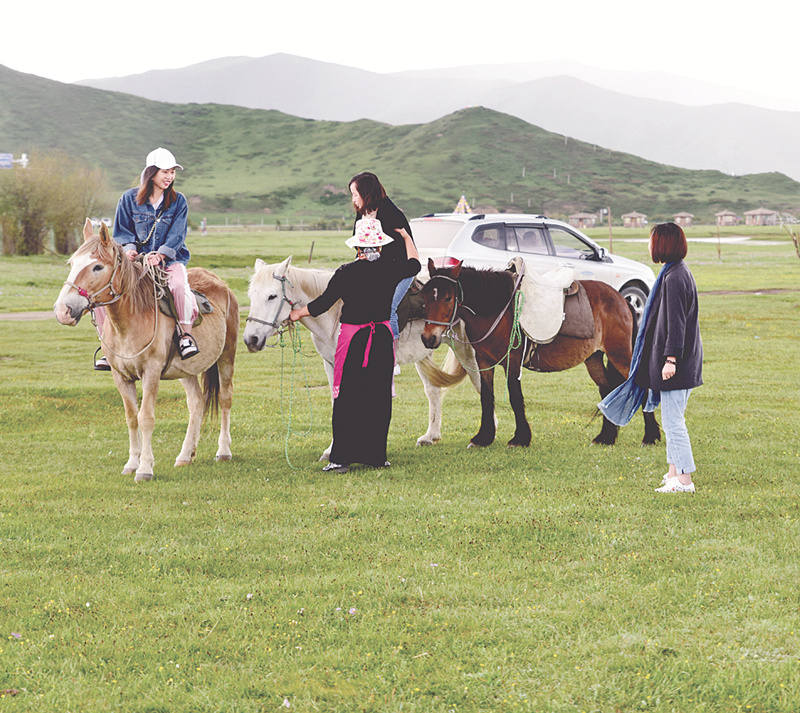 红原县月亮湾景区体验草原热气球低空飞行